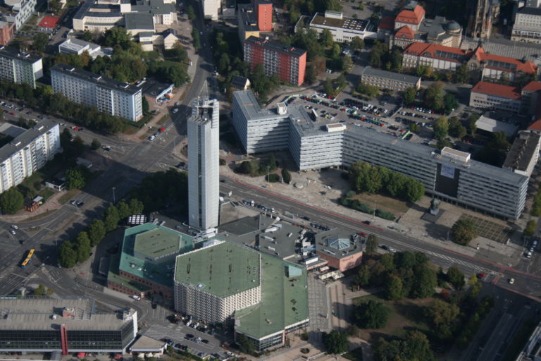 Stadthalle, Hotel Kongress und Karl-Marx-Monument